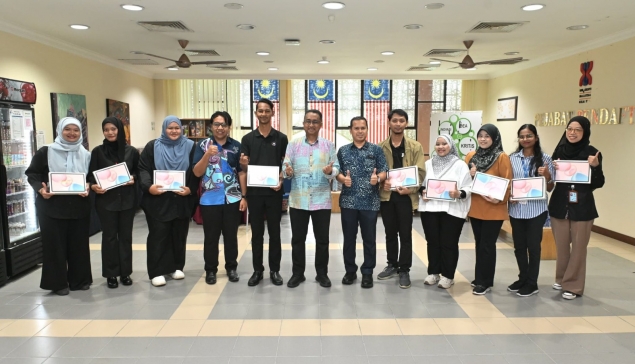 9 PELAJAR UMK TERIMA PERANTI TABLET SUMBANGAN MANTAN DATUK BANDAR PASIR GUDANG